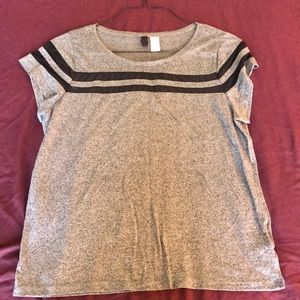💜3/$25 H&M gray tee with black stripes size m